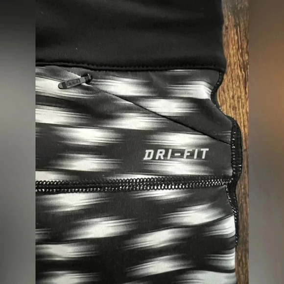 NIKE |Women's RELAY DRI-FIT Running Shorts. Size: S. - Picture 6 of 12